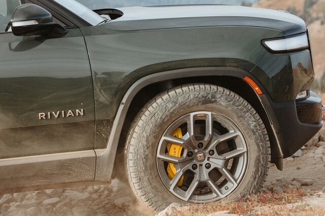 2023 Rivian R1T side